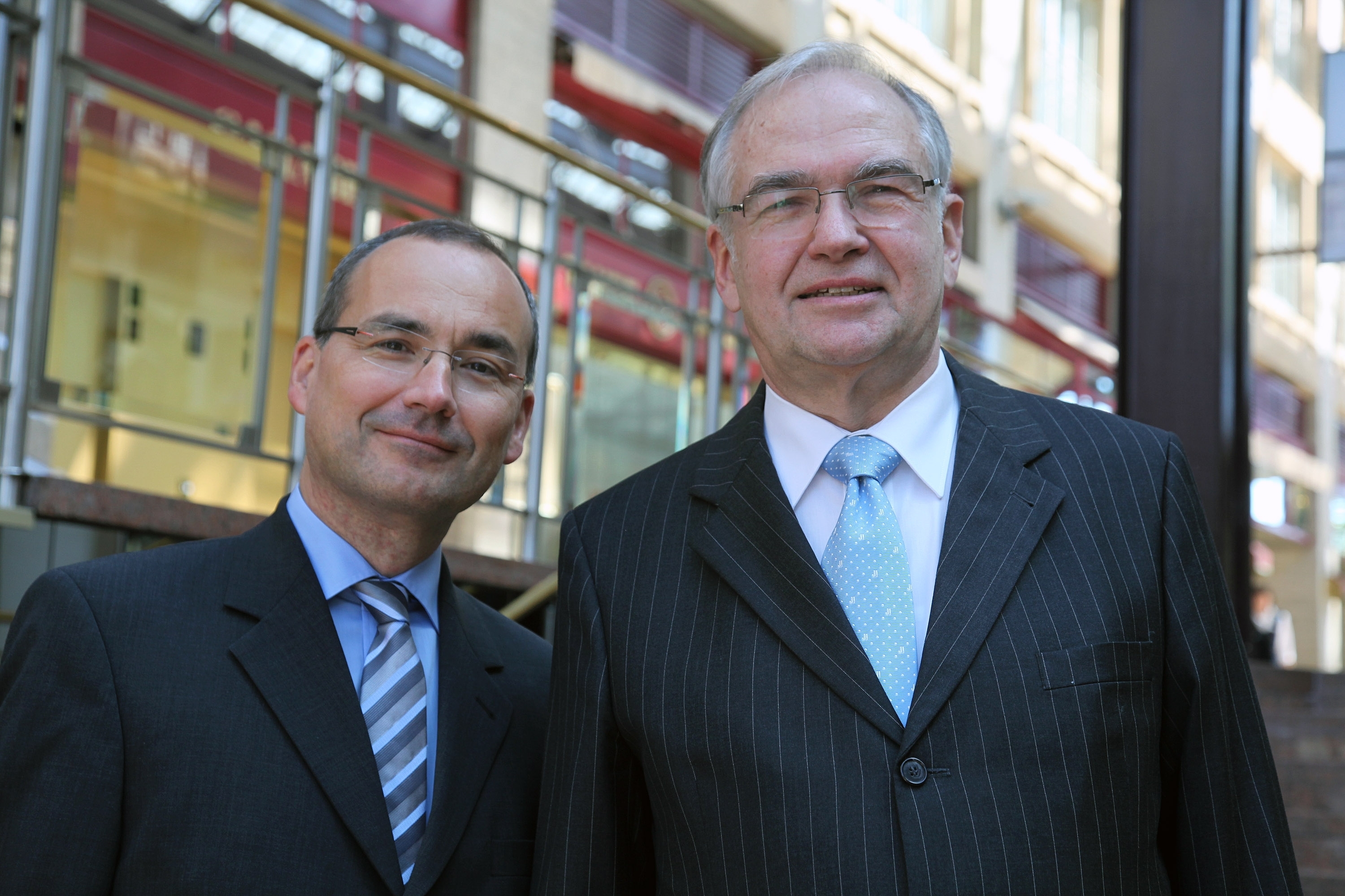 Dr. Wilhelm Leber (re.) mit seinem Nachfolger, dem Franzosen Jean-Luc Schneider