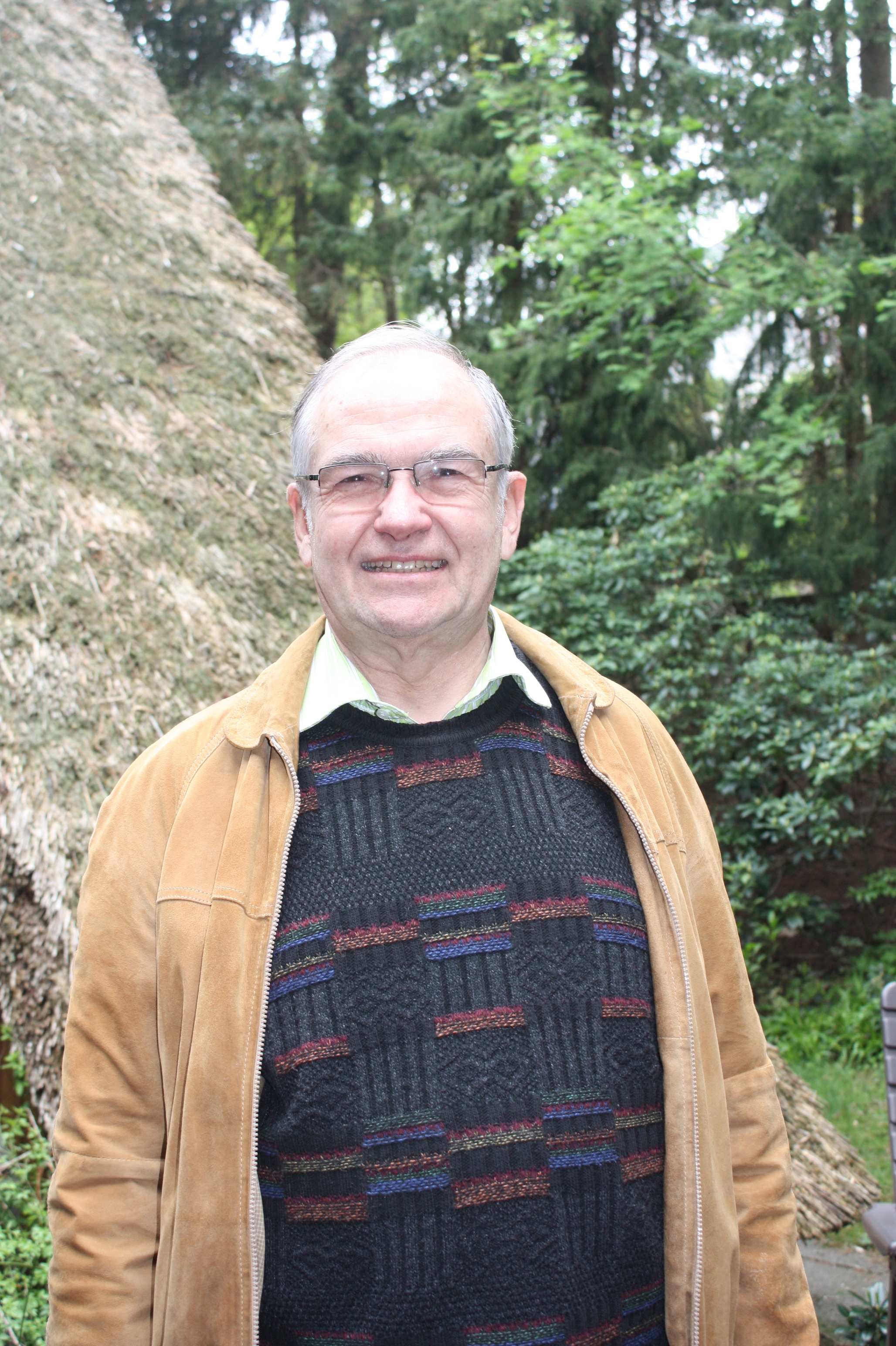 Freut sich auf mehr Zeit mit der Familie: der scheidende Stammapostel Dr. Wilhelm Leber vor seinem Haus in Buchholz