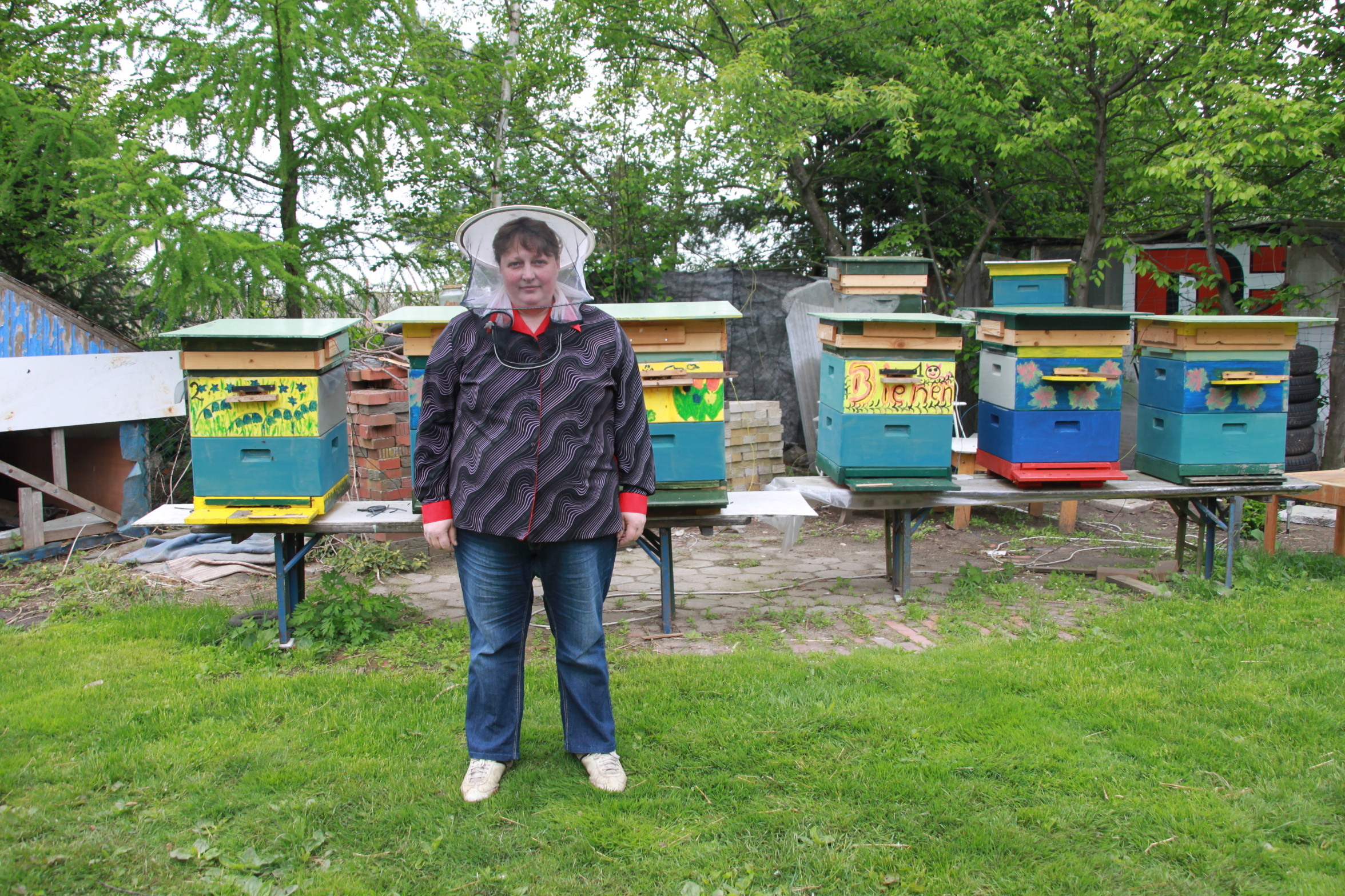 Hobby-Imkerin Tatjana Spät vor ihren Bienenkästen