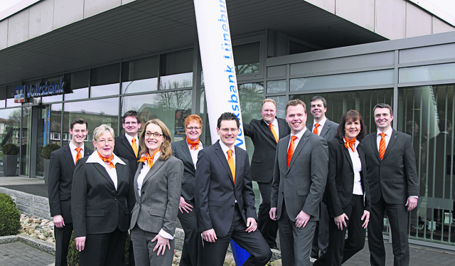 Die Mitarbeiter prägen das Gesicht der Volksbank (v.li.): Bastian Stehr, Marianne Ludwig, Andreas Johannes, Kristine Rudnik-Werner, Sabine Menke, Radek Behneke, Wolfgang Holtmeier, Regionaldirektor Frank Soetbeer, Filialbereichsleiter Michael Karsten, Meike Duncker, Janos Meyer. Nicht auf dem Bild: Tatjana Harms und Karen Schlicht