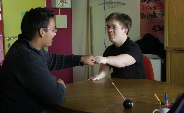 Der Kleinwüchsige hat viele Freunde. Als Betreuer wird er im Himmelpfortener Jugendzentrum von allen akzeptiert | Foto: oh