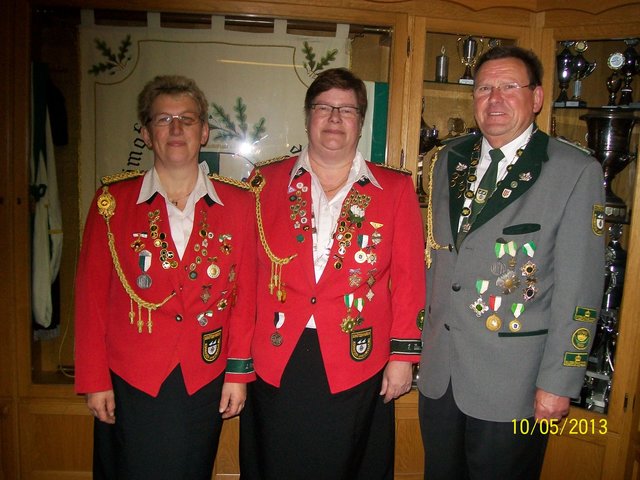 Vorsitzende Sabine Büsselmann (Mitte) gratulierte Karin Bühring und Peter Lühr zu ihren Erfolgen | Foto: oh