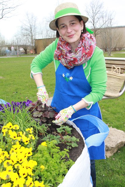 So soll es eigentlich aussehen: Dr. Juliane von der Wense, die im Auftrag der Stadt das Ziel "blühender Wall" vorantreibt, mit einem hübsch bepflanzten Sack | Foto: Foto: tp
