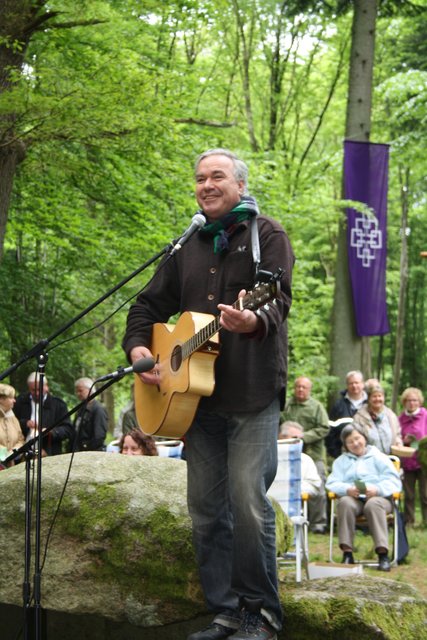 ... und griff anschließend für sein Lied "Spiel das Lied in dir" zur Gitarre