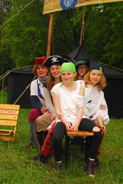 Marlene (11, von vorne) und Jennifer (10) mit den Bezirksleiterinnen Nele und Meike (19) sowie Katrin (20) | Foto: gb