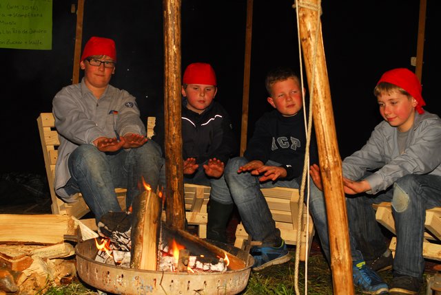 Leon (12, v. li.), Lauri (10), Tom Ole (11) und Sam (10) am wärmenden Lagerfeuer | Foto: gb