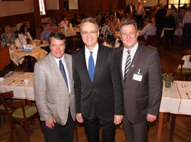 Andreas Rieckhof (Mitte) kam auf Einladung von Bürgermeister Michael Ospalski (re.) und Gemeindedirektor Rainer Schlichtmann nach Harsefeld