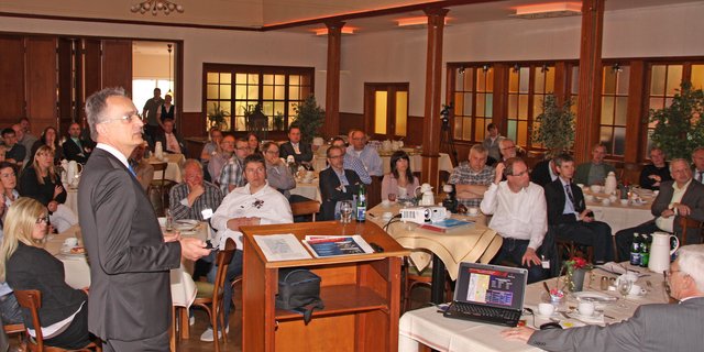 Die Gäste lauschten interessiert Rieckhofs Ausführungen