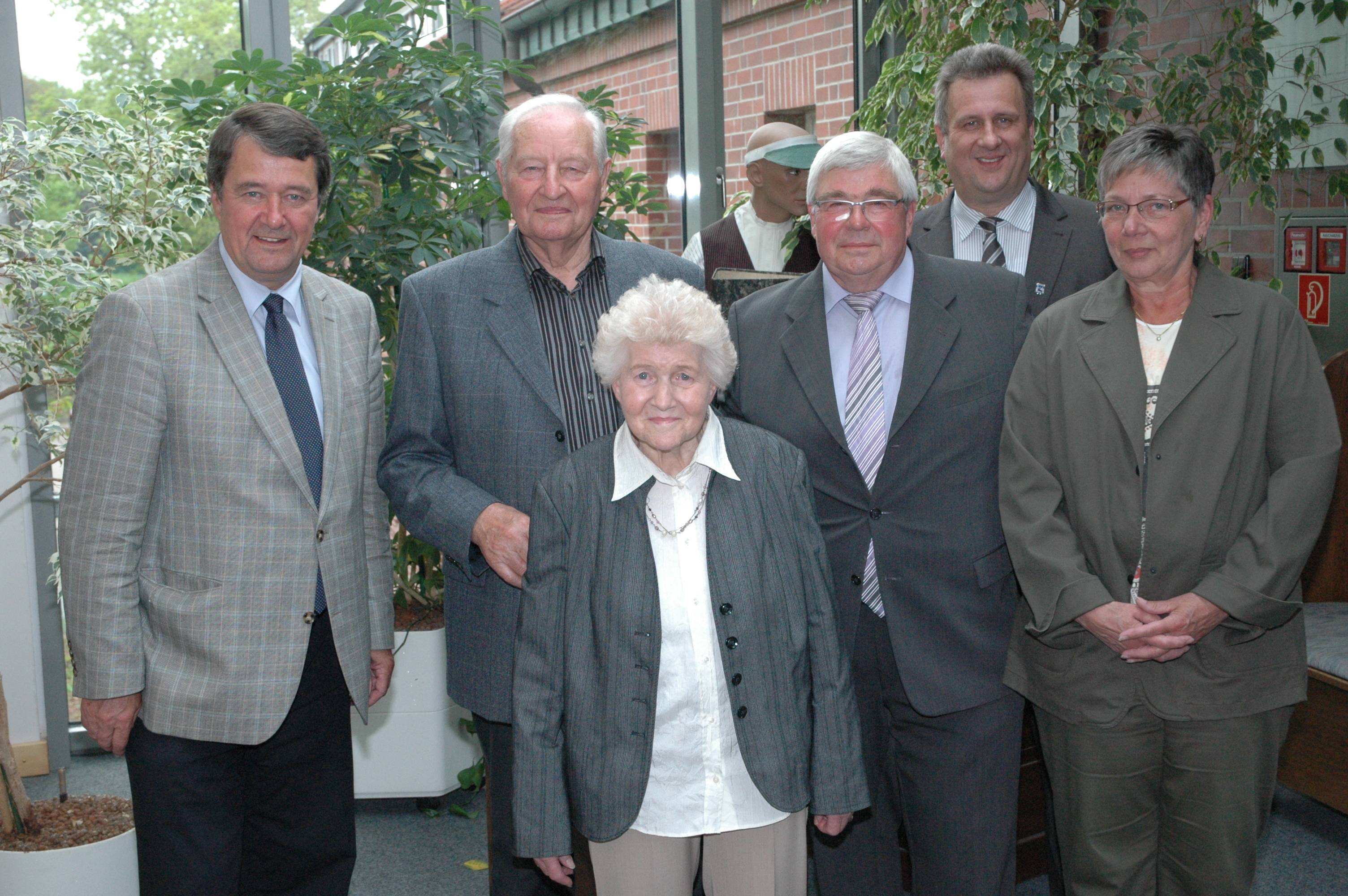 Ehrung im Rathaus (v.li.) : Gemeindedirektor Rainer Schlichtmann, Herbert und Anna Maria Dankers, Günter und Brigitte Kachmann sowie Bürgermeister Michael Ospalski