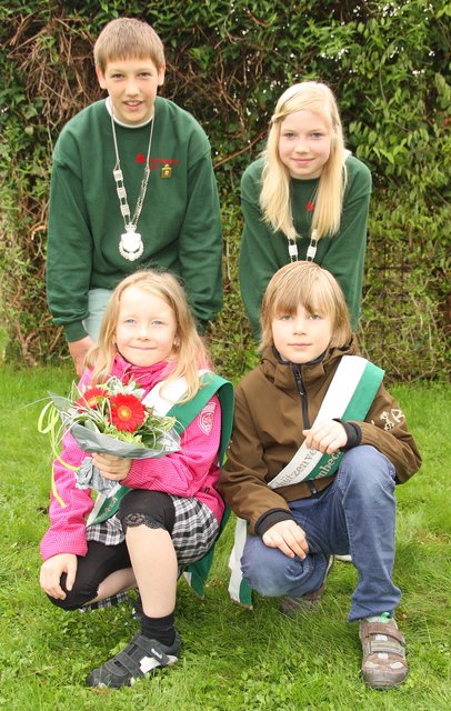 Das Kinderkönigspaar Cedrick Dietrich und Lena Ehlers (hinten) mit dem Prinzenpaar János Bertram und Mayra-Moon Kröger