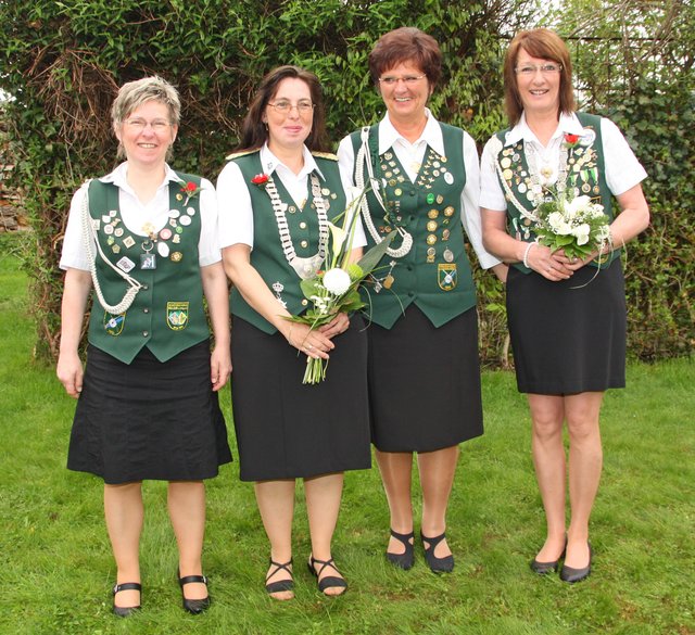 Die Beste Dame Yvonne Mock (2.v.li.) mit ihren Adjutantinnen Susanne Ramm (li.) und Rita Korinth (2.v.re.) sowie Petra Umland, Beste aller Besten Damen