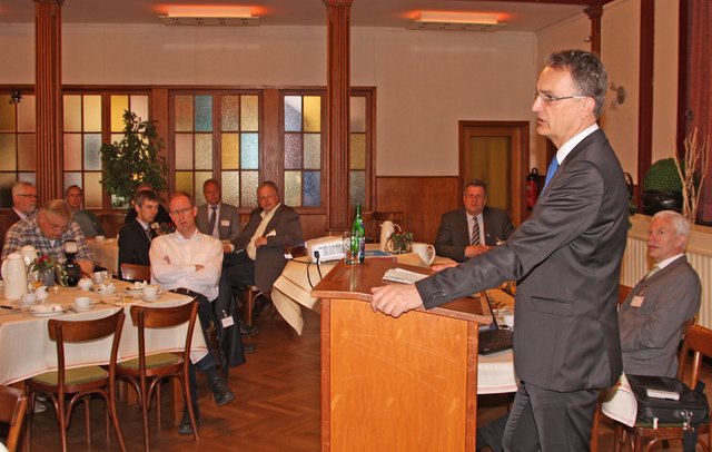 Der Hamburger Staatsrat Andreas Rieckhof referierte vor den Teilnehmern des Harsefelder Unternehmerfrühstücks über die Verkehrsprojekte der Hansestadt