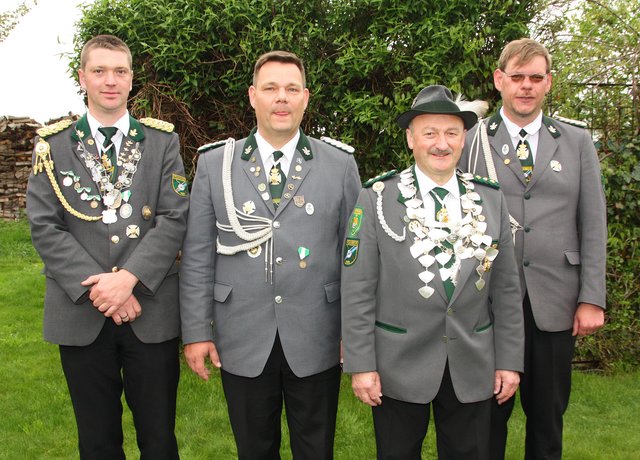 Schützenkönig Reinhold Bitter (2.v.re.) mit seinen Adjutanten Gunnar Mock (2..vli.) und Mario Mohr (re.) sowie der Bestmann Meik Umland