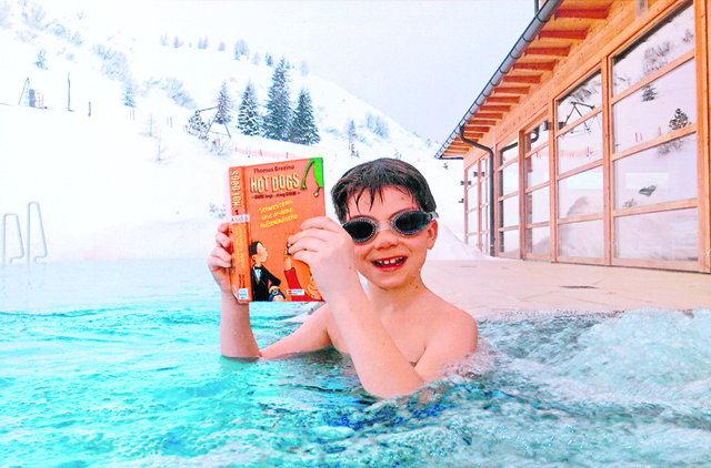 Hier war Kreativität gefragt: Beim Fotowettbewerb "Lesen extrem" sollten die Schüler wie hier Jonas (9) zeigen, wo sie überall nicht aufs Buch verzichten können