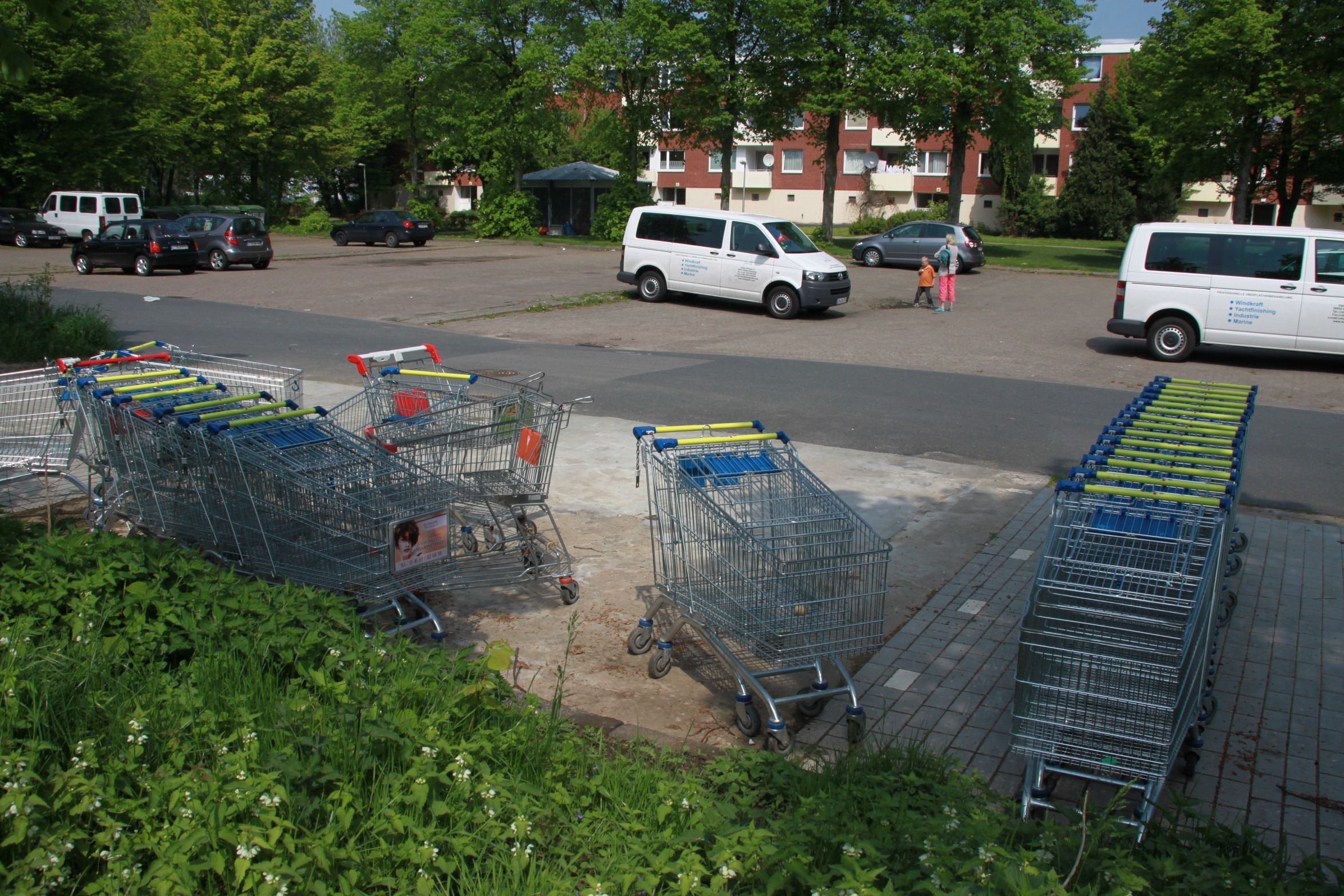 Einkaufswagen auf einem Mieterparkplatz eines Wohnblocks an der Jorker Straße