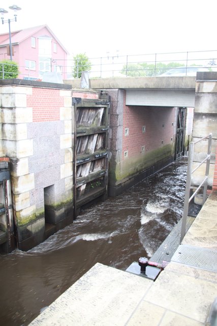 Tiefer Wasserpegel an der Schleuse zwischen Holzhafen und Stadthafen