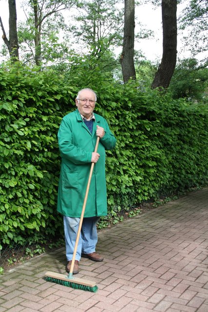 Rentner August Wolter kümmert sich darum, dass der Stichweg sauber ist und Passanten nicht in Hundehaufen treten
