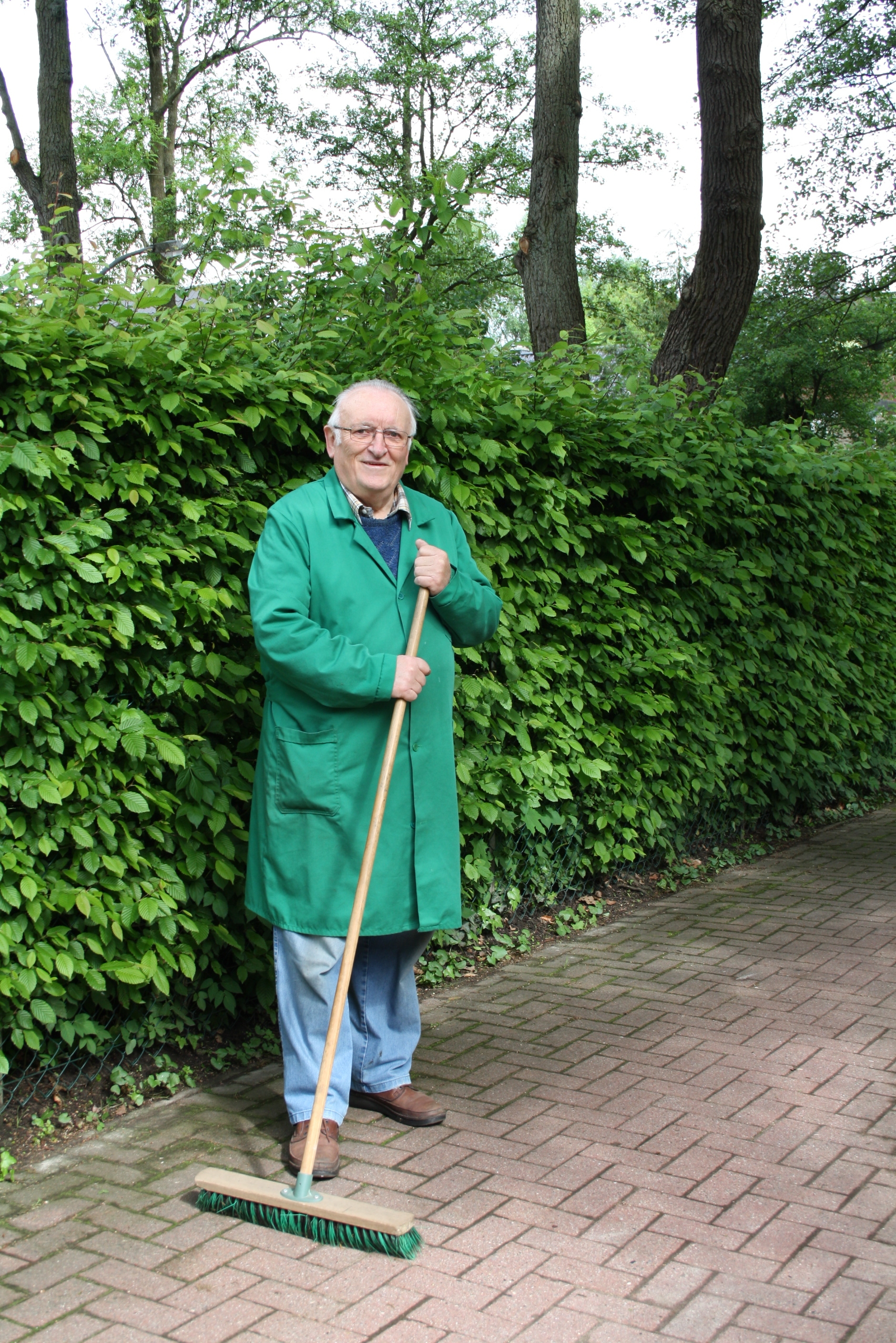 Rentner August Wolter kümmert sich darum, dass der Stichweg sauber ist und Passanten nicht in Hundehaufen treten