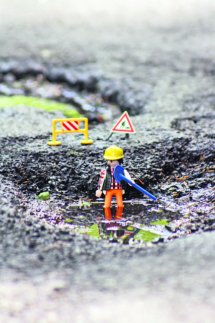 Tiefe Löcher im Asphalt: der Winter hat Spuren hinterlassen