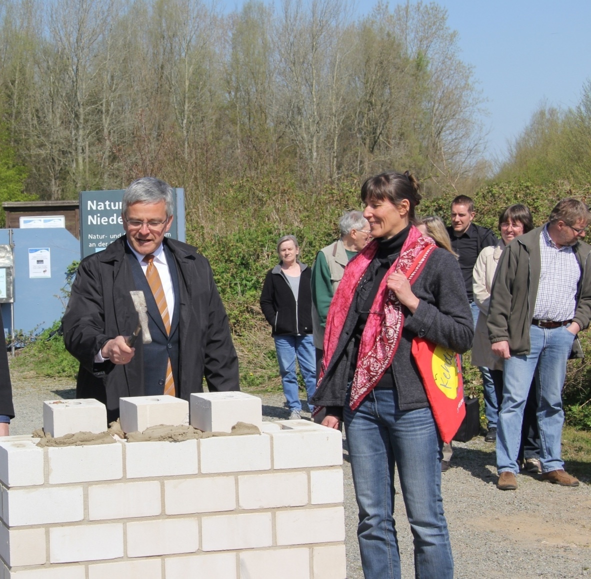 Grundsteinlegung für den Natureum-Anbau: Landrat Michael Roesberg und die Chefin des Naturkundemuseums, Dr. Clivia Häse