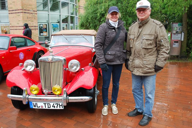 Horst Franßen und seine Tochter Alexandra Düwel fuhren mit einem MG TD, Baujahr 1951, vor. Das Fahrzeug hat Horst Franßen 2011 aus den USA importiert