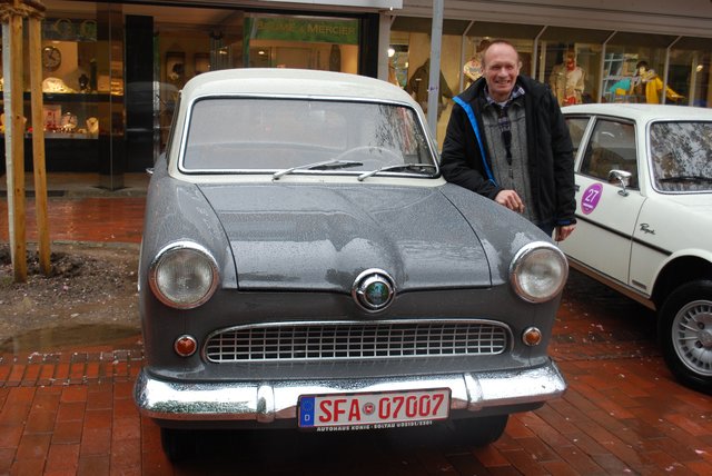 Rainer Labjuhn mit seinem Ford 12 M, Baujahr 1959, mit 38 PS, der als Weltkugel-Taunus bekannt ist