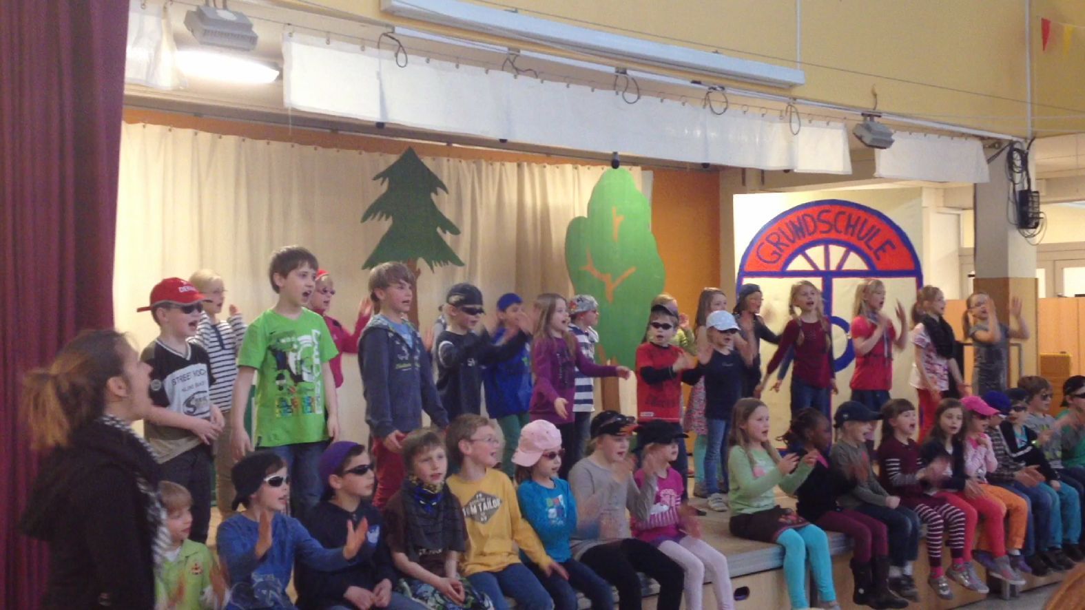 Erst- und Zweitklässler der Wiesenschule bei der Rap-Aufführung