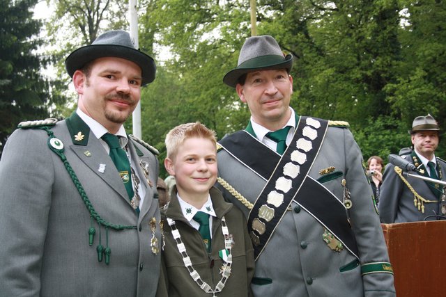 Ein Trio aus Handeloh-Inzmühlen (v. li.): Vize-König Frank Federmann, Jung-Schützenkönig Fabian Schmidt und Ex-König Holger „der Waidmann“ Voß