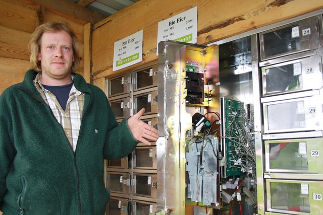 Jan Meyer kann es nicht fassen: Unbekannte haben den Eier-Automaten aufgebrochen
