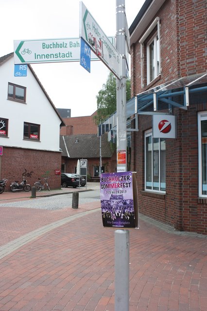 Mini-Hinweis auf das Sommerfest - eigentlich darf Werbung kommerzieller Anbieter nicht außerhalb der statischen Werbeständer platziert werden