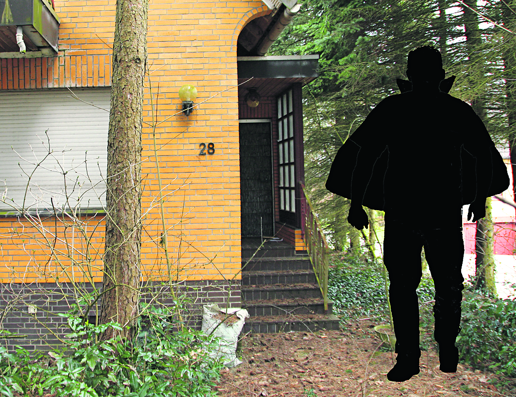 Das "Phantom von Harsefeld" vor seinem "Geisterhaus". Den Mann hat bislang kaum jemand zu Gesicht bekommen