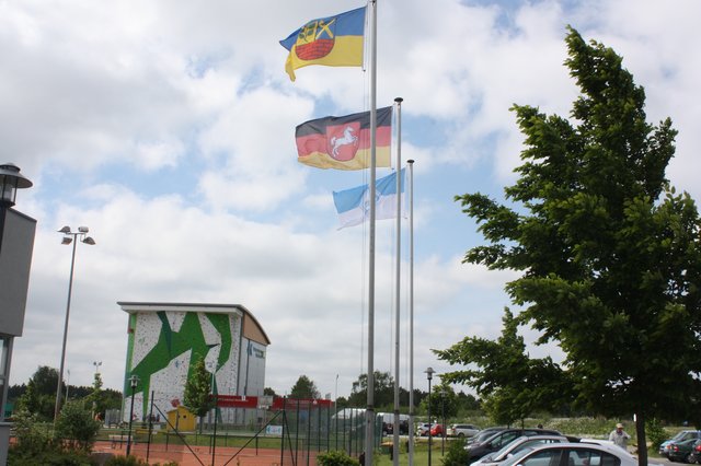 Die Fahnen der Stadt Buchholz, des Landes Niedersachsen und des Vereins Blau-Weiss Buchholz wehten vor dem Kletterzentrum