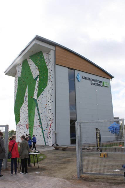 Offiziell eingeweiht: die neue Außenkletterwand im Sportzentrum von Blau-Weiss Buchholz