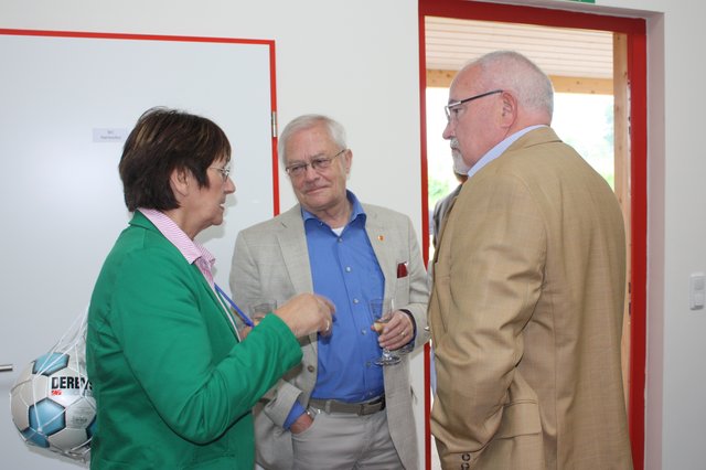 Im lockeren Plausch (v. li.): Almut Eutin (Kreissportbund) mit 08-Präsident Joachim Schleif und 08-Vorsitzendem Lothar Hillmann