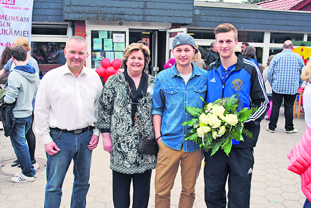 Blumen für den dreimillionsten Spender (v. re.): Lars Saße, Gernot Meyer, Anette Kosakowski (Kinderkrebshilfe Seevetal) und Gernots Vater Christian
