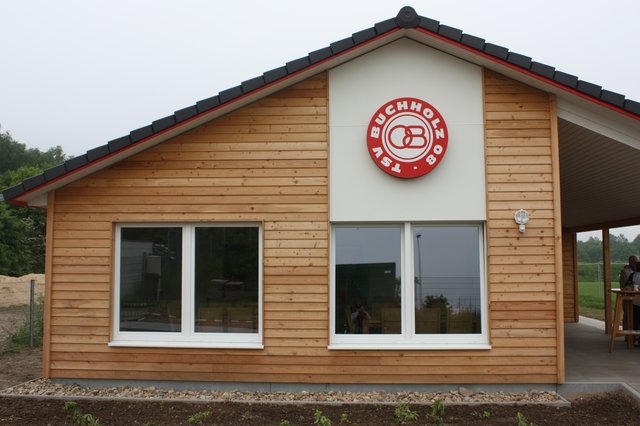 Das große 08-Enblem prangt am neuen Vereinsheim