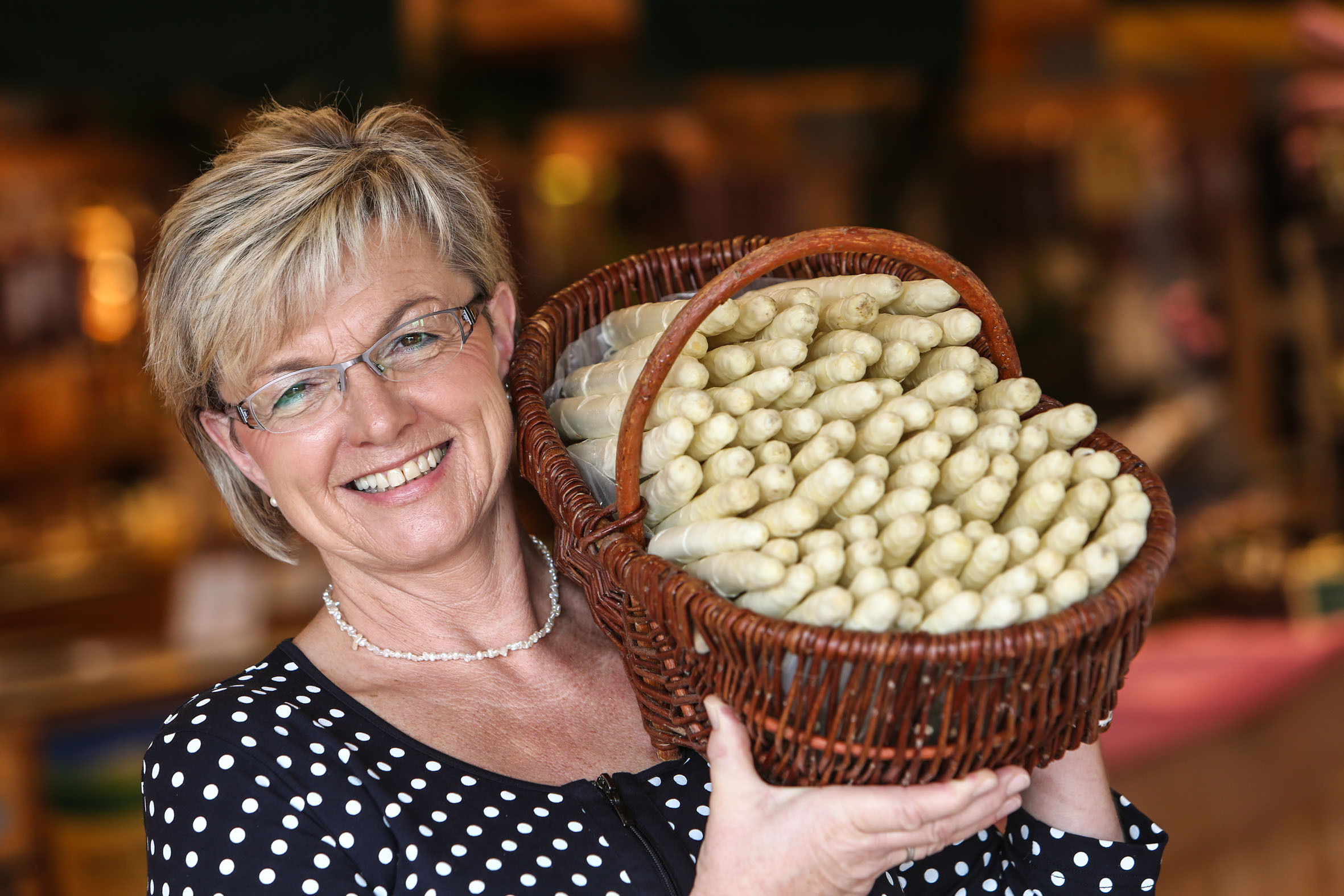 Feldfrischer Spargel und freundlicher Service sind für Rita Oelkers (Hof Oelkers) eine Selbstverständlichkeit