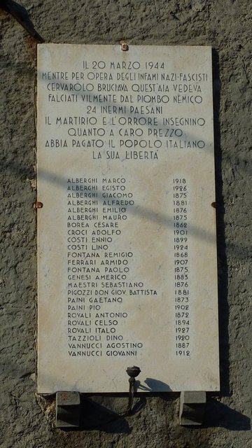 Gedenktafel in Cervarolo mit den Namen der Opfer, die dort im März 1944 ermordert wurden.