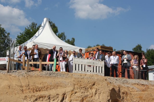 Die Gäste hatten einen guten Blick auf die Grundsteinlegung