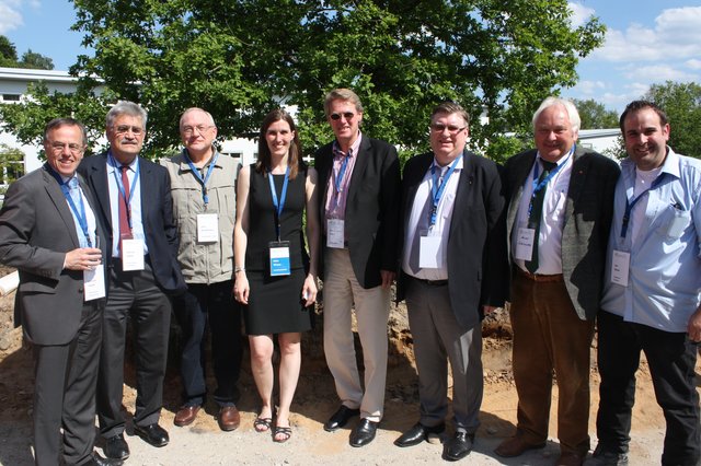 Gruppenfoto mit den Machern, Förderern und Nutzern (v.li): Wilfried Geiger (Bürgermeister Buchholz), Dietmar Stadie (Bürgermeister Rosengarten), Dirk Bostelmann (Bürgermeister Tostedt), Imke Winzer, Prof. Thomas Matzen, Armin May, Heiner Schönecke und Jan Bauer