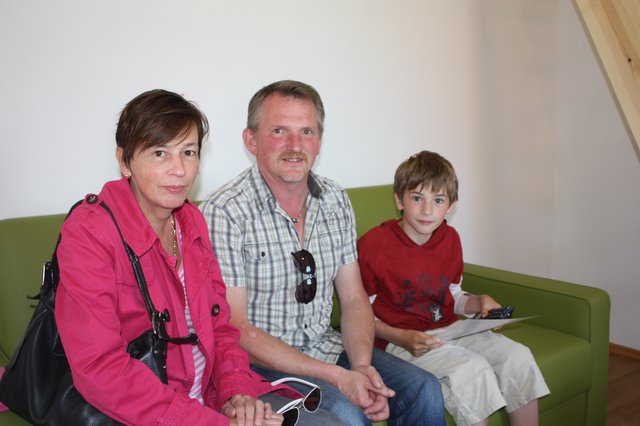Waren begeistert von der Atmosphäre im Schäferdorf (v.li.): Priska, Siegmar und Moritz Denker