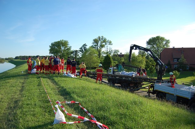 So sah der Einsatz der DLRG-Krafte in den vergangenen Tagen aus. Der Deich wurde erhöht | Foto: DLRG