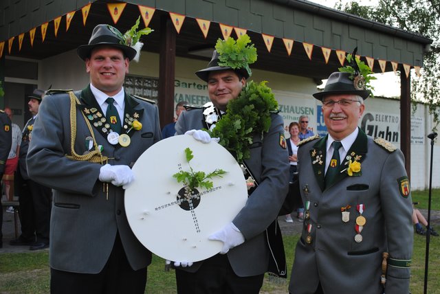 Proklamation fast wie im Vorjahr (v. li.): Adjutant Sören Westermann, König Alexander Jost und Schützenoberst Peter Rötschke