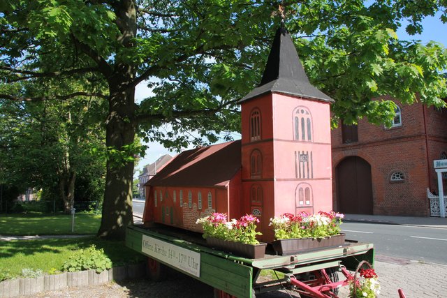 Kirchenmodell am Straßenrand der L111