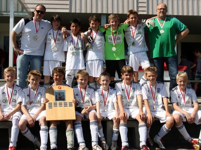 Mit dem U13-Team der JSG Jesteburg-Bendestorf freut sich auch das Trainer-Duo Andre Kraft (li.) und Mirco Steinberg (re.)