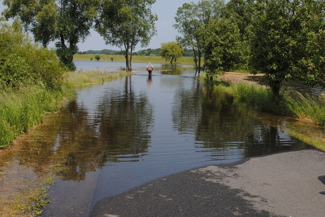 Der Seebrückenweg in Winsen ist eine einzige Wasserfläche und für den Verkehr gesperrt