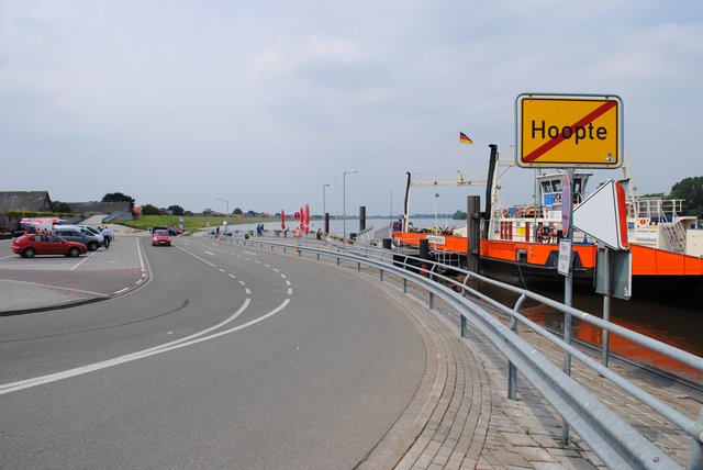 Am Fähranleger in Hoopte tummeln sich die Katastrophentouristen