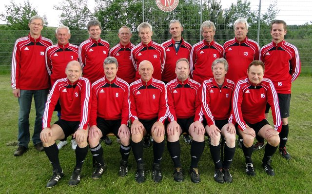 Das Team der SG Asendorf-D./Ramelsloh (hintere Reihe v.l.): Ronald Wortmann, Detlef Liermann, Ralf Ahrens, Peter Marquardt, Andreas Prieß, Ralf Isernhagen, Dieter Weichsel, Heiner Saß, Christoph Domisch; und (vorne v.l.): Mathias Behr, Jürgen Struwe, Jürgen Marquardt, Harald Schneider, Rolf Garbers und Günter Tobaben. Zum erfolgreichen Team gehören noch: Klaus Kielbasiewicz, Heinz Peters, Martin Matzkow, Michael Kühling, Paul Gennert, Frank Heidorn und Michael Bostelmann. | Foto: oh
