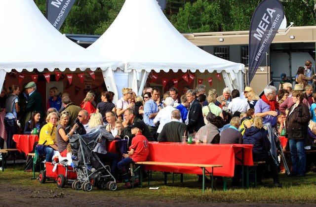 Auch an den Getränke- und Imbißständen an der Ladenstraße herrschte vier Tage lang Hochbetrieb