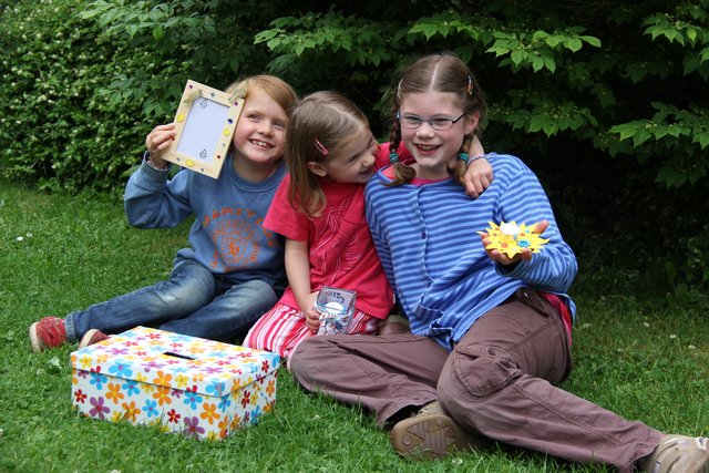 Nele, Clara und Lineke zeigen die gebastelten Teelichter und Bilderrahmen | Foto: oh